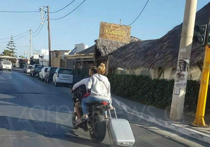 Ελληνάρας: Κοιτάξτε πώς μεταφέρει την βαλίτσα του (εικόνα)